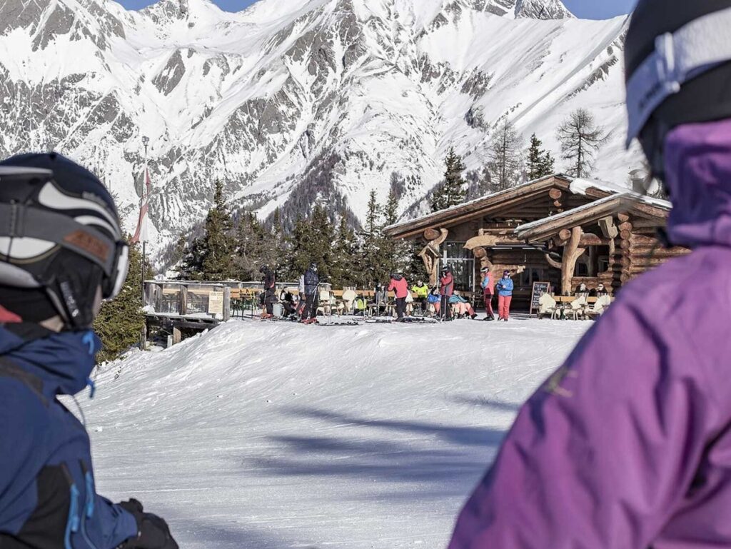 Familie beim Skifahren in Osttirol